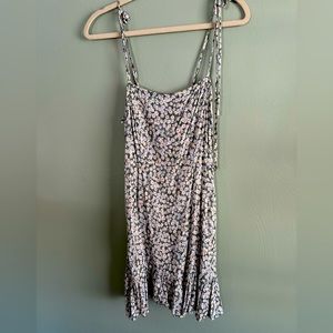 Mini floral dress. Green